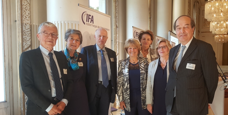 de gauche à droite : Michel de Fabiani, Gilberte Lombard, Jean Lambrechts, Nicole Bouton, Agnès Touraine, Hélène Solignac, Charles Henri le chevalier